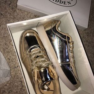 Steve Madden sneaker, size 7! Never been worn